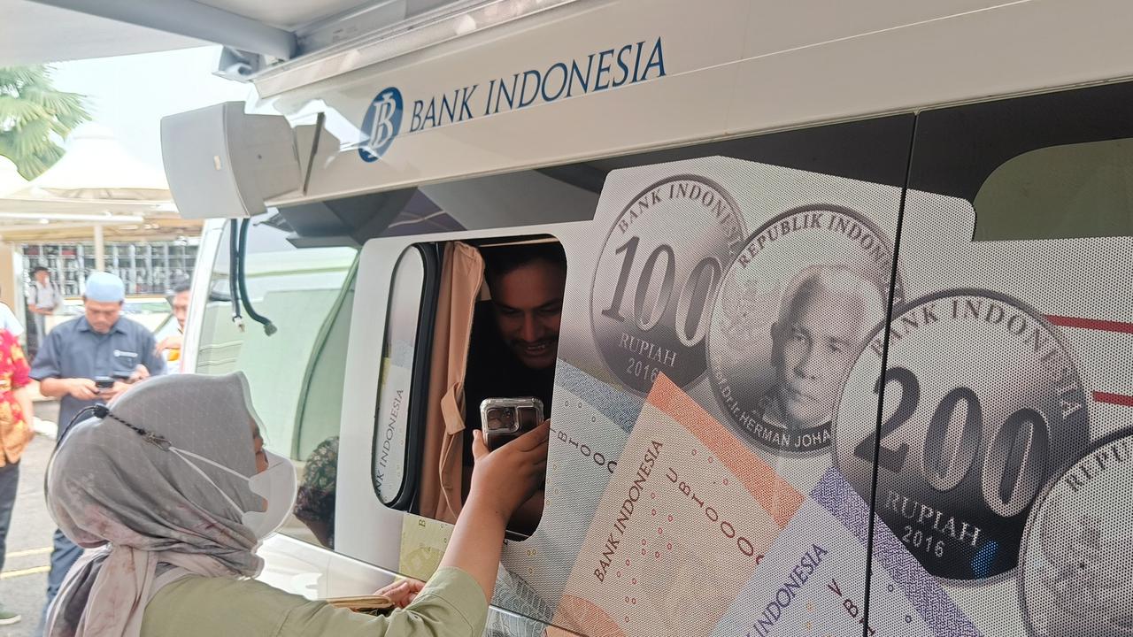 Cerita Warga Tukar Uang Baru "Serasa War tIket Konser"