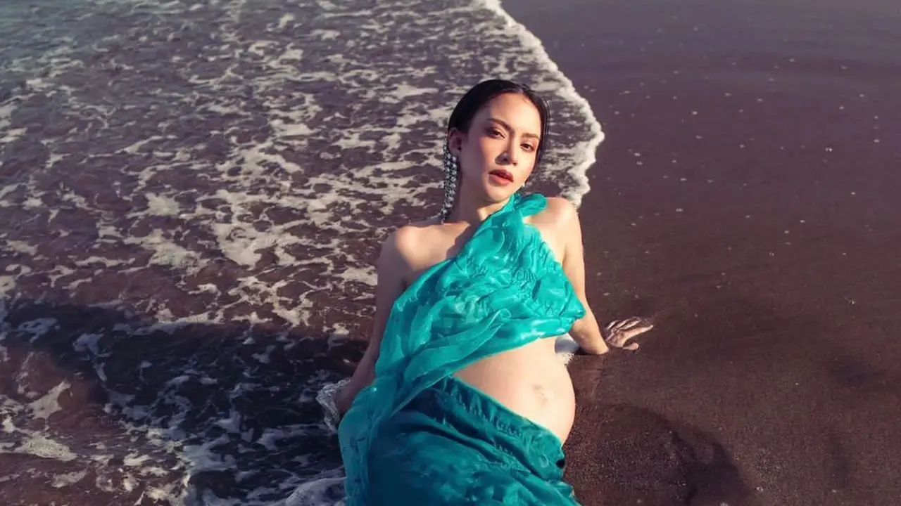 [Fimela] Karina Nadila Maternity Shoot