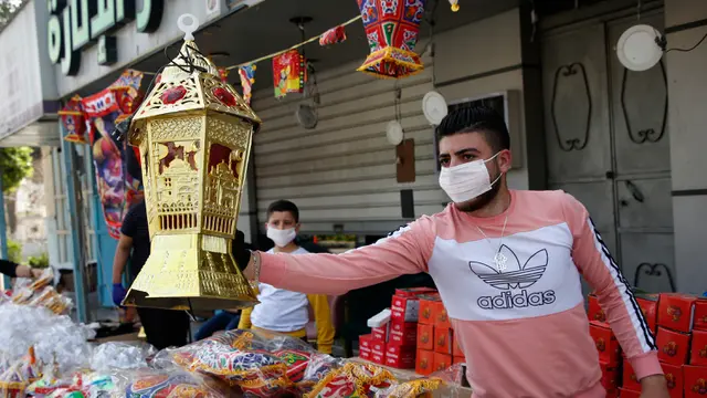 Jelang Ramadan, Warga Palestina Berhias Lentera