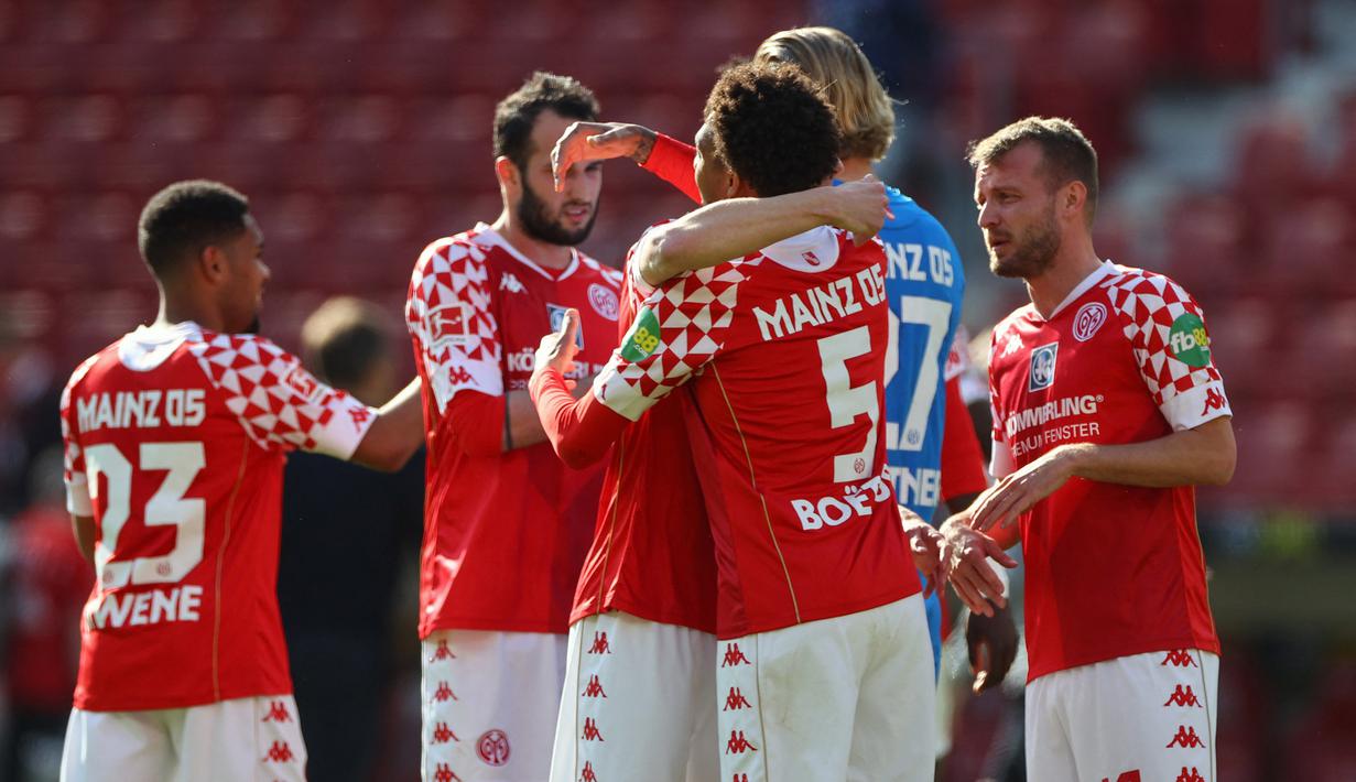 Para pemain FSV Mainz merayakan kemenangan 2-1 atas Bayern Munich usai berakhirnya laga lanjutan Liga Jerman 2020/2021 pekan ke-31 di Opel Arena, Mainz, Sabtu (24/4/2021). (AFP/Kai Pfaffenbach/Pool)