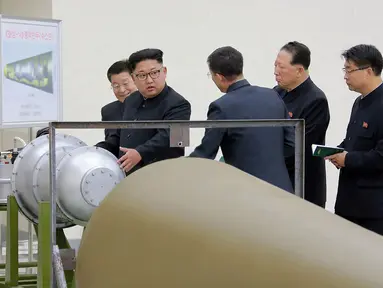 Foto yang dirilis kantor berita Korea Utara (KCNA) di Pyongyang menunjukkan pemimpin Korea Utara, Kim Jong-un meninjau pembuatan bom hidrogen yang dapat dimasukkan ke dalam rudal balistik antarbenua pada 3 September 2017. (AFP Photo/Kcna Via Kns/Str)