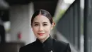 Di kesempatan terbaru, Prilly Latuconsina juga mengenakan atasan bersiluet beskap berwarna hitam rancangan Wilsen Willim. [Foto: Instagram/prillylatuconsina96]