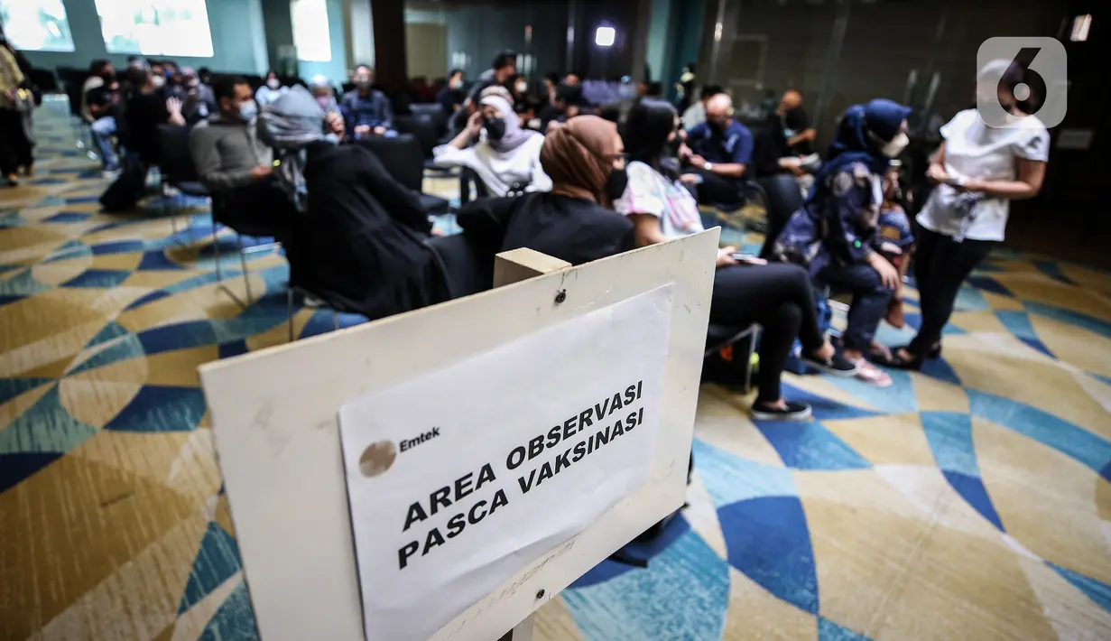 Karyawan Kapanlagi Youniverse (KLY) berada di ruang observasi usai disuntikan vaksin COVID-19 di Hall SCTV Tower Jakarta, Jumat (4/6/2021). Grup Emtek berharap kegiatan vaksinasi ini dapat mendukung pemerintah dalam menciptakan kekebalan komunal (herd immunity). (Liputan6.com/Johan Tallo)