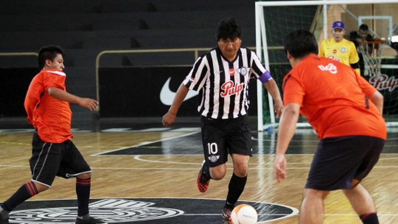 Keseruan Presiden Bolivia main bola bersama warganya