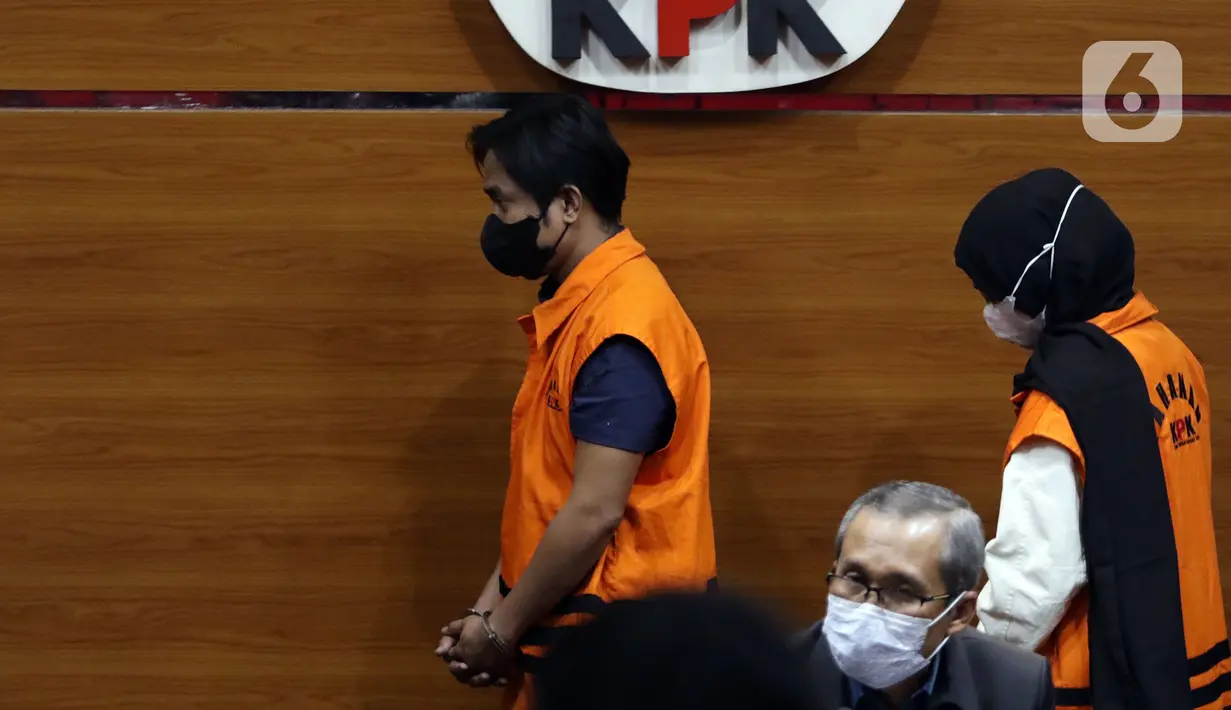 Bupati Penajam Paser Utara Kalimantan Timur, Abdul Gafur Mas’ud (kiri) usai rilis penahanan tersangka di Gedung KPK, Jakarta, Kamis (13/1/2022). Abdul Gafur Mas’ud ditetapkan sebagai tersangka terkait kasus dugaan suap pengadaan barang dan jasa serta perijinan. (Liputan6.com/Helmi Fithriansyah)