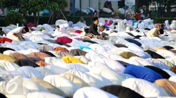 Ribuan umat muslim menunaikan ibadah salat Idul Fitri 1 Syawal 1436 H di Masjid Agung Al Azhar Jakarta, Jumat (17/7/2015). Salah satu warga terlihat khusyuk saat melaksanakan salat Id di halaman Masjid Agung Al Azhar. (Liputan6.com/Yoppy Renato)