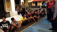 Sekitar 20 preman yang berkeliaran di sejumlah titik Kota Cirebon, Jawa Barat, terjaring Operasi Pekat. (Liputan6.com/Panji Prayitno)