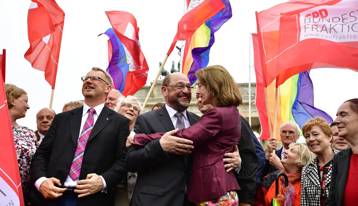 Pemimpin partai SPD, Martin Schulz (tengah) saat mengikuti demontrasi kaum LGBT di depan Gerbang Brandenburg di Berlin (30/6). (AFP Photo/Tobias Schwarz)