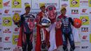 Juara Race 1 kelas Asia Production 250 (AP250), Herjun Atna Firdaus (tengah) diapit dua pembalap Yamaha Racing Indonesia, peringkat kedua Aldi Satya Mahendra (kiri) dan peringkat ketiga Wahyu Nugroho usai penyerahan trofi di atas podium pada ajang Asia Road Racing Championship (ARRC) 2023 di Sirkuit Mandalika, Lombok, Sabtu (12/8/2023). (Dok. AHRT)