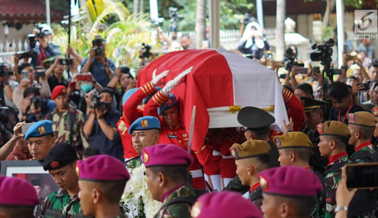 Anggota Pasukan Paspampres membawa jenazah Presiden ke-3 RI Bacharuddin Jusuf Habibie saat prosesi penyerahan jenazah kepada negara di Patra Kuningan, Jakarta, Kamis (12/9/2019). Jenazah BJ Habibie diberangkatkan ke Taman Makam Pahlawan Kalibata untuk dimakamkan. (Liputan6.com/Immanuel Antonius)