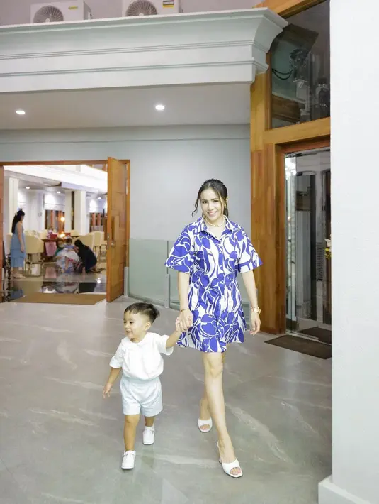 Melihat penampilan Momo Geisha di acara ulang tahun sang buah hati. Berpose bergandengan tangan yang menggemaskan, Momo terlihat mengenakan dress pendek bermotif floral berwarna biru-putih. Foto: Instagram.