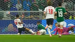 Pemain Inggris Jude Bellingham mencetak gol pertama timnya selama pertandingan sepak bola babak 16 besar Piala Dunia antara Meksiko dan Inggris di Mexico City, Minggu, 5 Juli 2026. (AP Photo/Ricardo Mazalan)