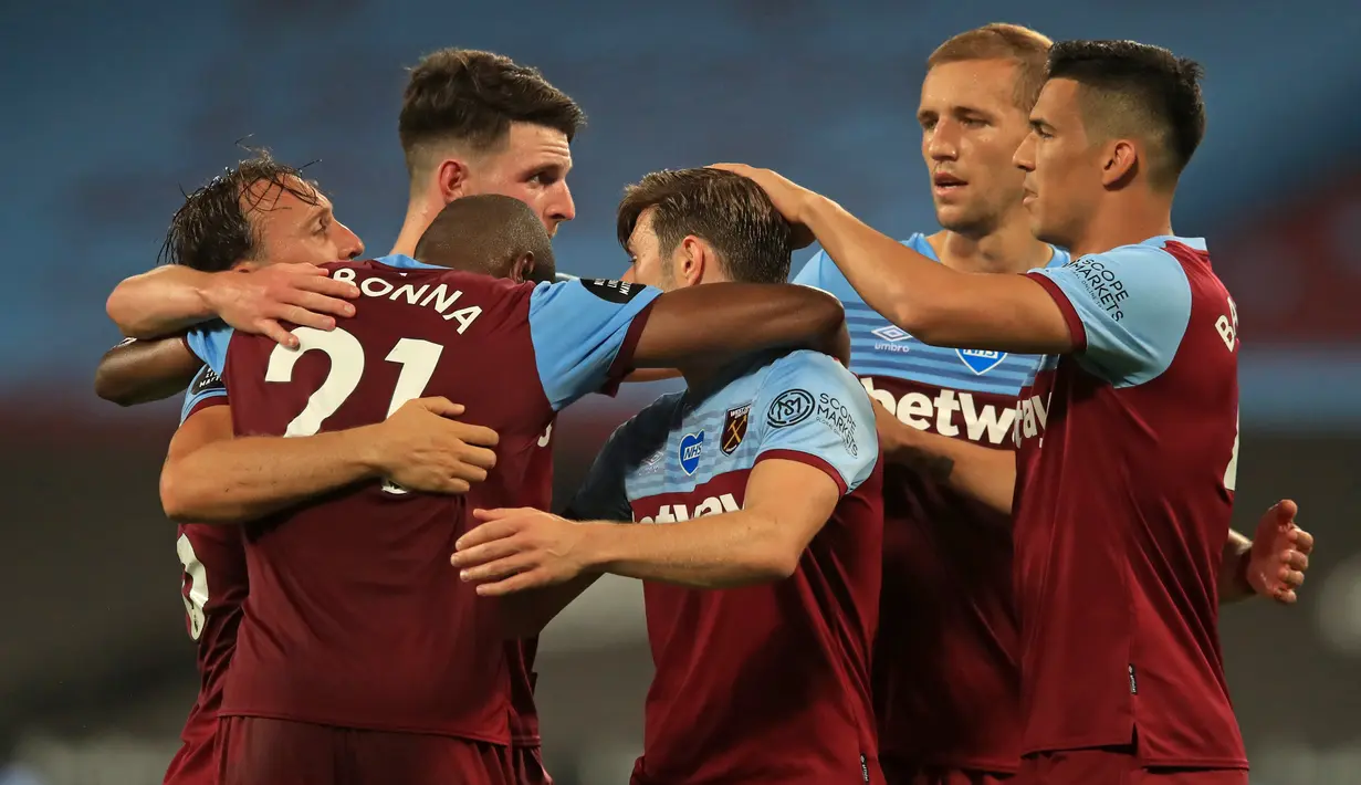 Pemain West Ham United merayakan kemenangan atas Watford pada laga lanjutan Premier League pekan ke-36 di London Stadium, Sabtu (18/7/2020) dini hari WIB. West Ham menang 3-1 atas Watford. (AFP/Adam Davy/pool)