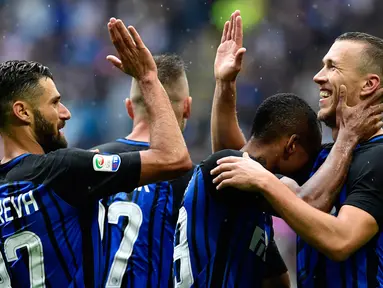 Para pemain Inter Milan merayakan gol yang dicetak Ivan Perisic ke gawang SPAL pada laga Serie A di Stadion Giuseppe Meazza, Minggu (10/9/2017). Inter Milan menang 2-0 atas SPAL. (AFP/Miguel Medina)