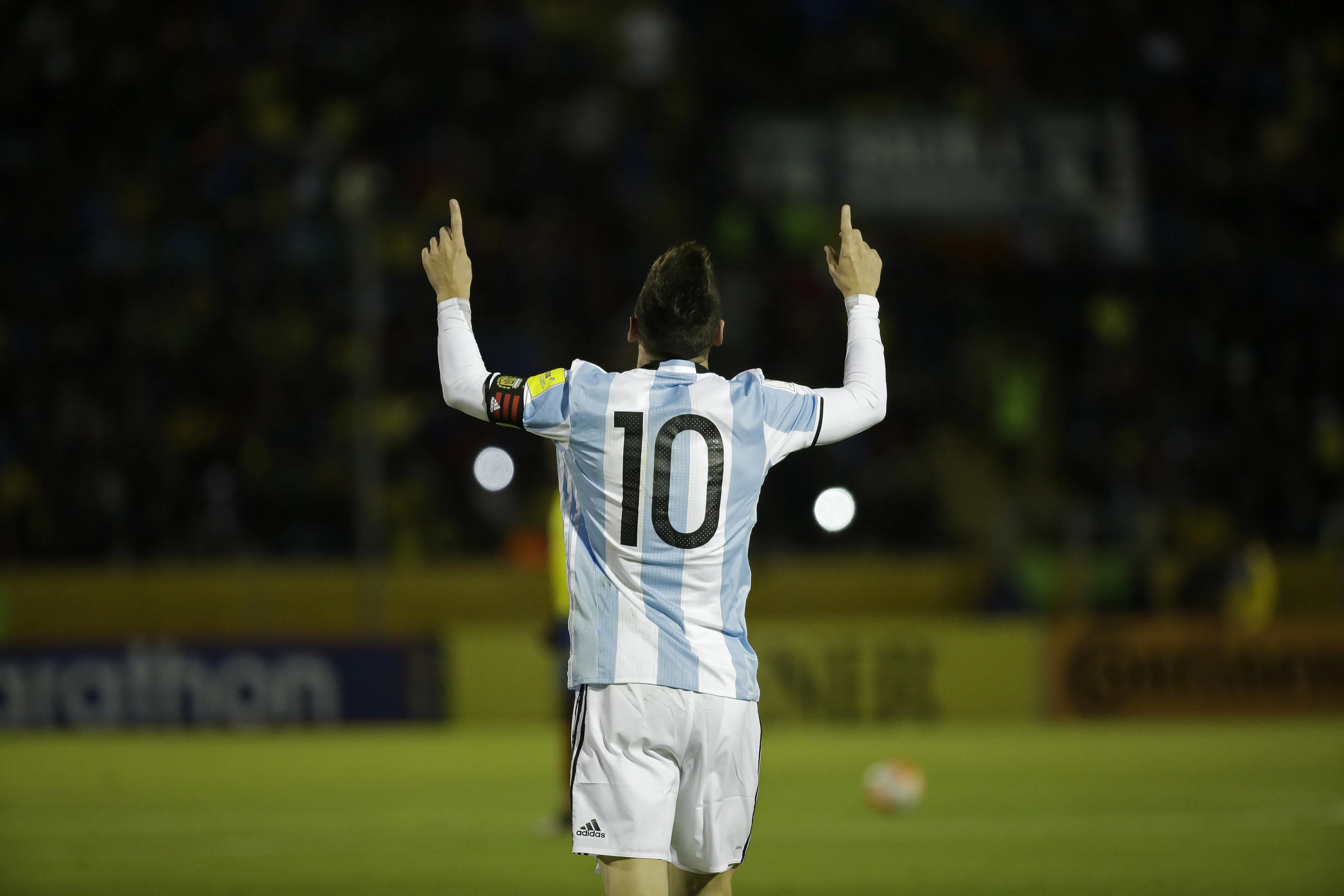 Lionel Messi mencetak hattrick saat Argentina menang 3-1 atas Ekuador pada kualifikasi Piala Dunia 2018 di Estadio Olímpico Atahualpa, Rabu (11/10/2017). Hasil itu membawa Argentina lolos ke Piala Dunia 2018. (AP Photo/Fernando Vergara)
