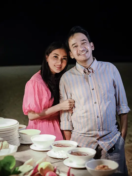 Selanjutnya ada artis senior Debby Sahertian. Ruben tak pernah melupakannya, karena Debby lah yang mengajarkannya pertama kali menjadi pembawa acara talk show di televisi. (Instagram/ruben_onsu)