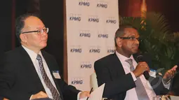 Ceo Centennial Asia Advisor, Manu Bhaskaran (kanan) saat memberikan pemaparan di Hotel Kempinski Jakarta, Selasa (21/4/2015) . Berlakunya MEA pada akhir tahun ini dinilai akan memberikan dampak yang baik bagi negara di kawasan.(Liputan6.com/Helmi Afandi)