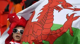Fans cilik Wales antusias menanti laga timnya melawan Irlandia Utara pada Piala Eropa 2016 di Stadion Parc des Princes, Paris (25/6/2016). (AFP/Damien Meyer)