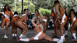 Sejumlah wanita seksi berpose di Paulista Avenue, Sao Paulo, Senin (8/8). Mengenakan bikini, para wanita tersebut mempromosikan kontes Miss BumBum 2016 yaitu kontes yang menganugerahi wanita dengan pantat terindah seantero Brasil. (Miguel SCHINCARIOL/AFP)