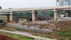 Pekerja menggarap pembangunan proyek Tol Depok - Antasari (Desari) di TB Simatupang, Jakarta, Jumat (14/7). Menurut data Monitoring Badan Pengatur Jalan Tol (BPJT), Seksi 1 Tol Desari mulai dibangun sejak 12 Agustus 2016. (Liputan6.com/Immanuel Antonius)