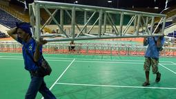 Pekerja mengangkat tiang besi jelang Kejuaraan Dunia BWF di Istora Senayan, Jakarta, Rabu (5/8/2015). Kejuaraan itu akan berlangsung pada 10-16 Agustus mendatang. (Bola.com/Vitalis Yogi Trisna)