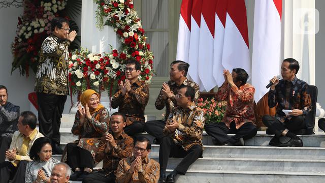 Sambil Lesehan, Jokowi Kenalkan Menteri Kabinet Indonesia Maju