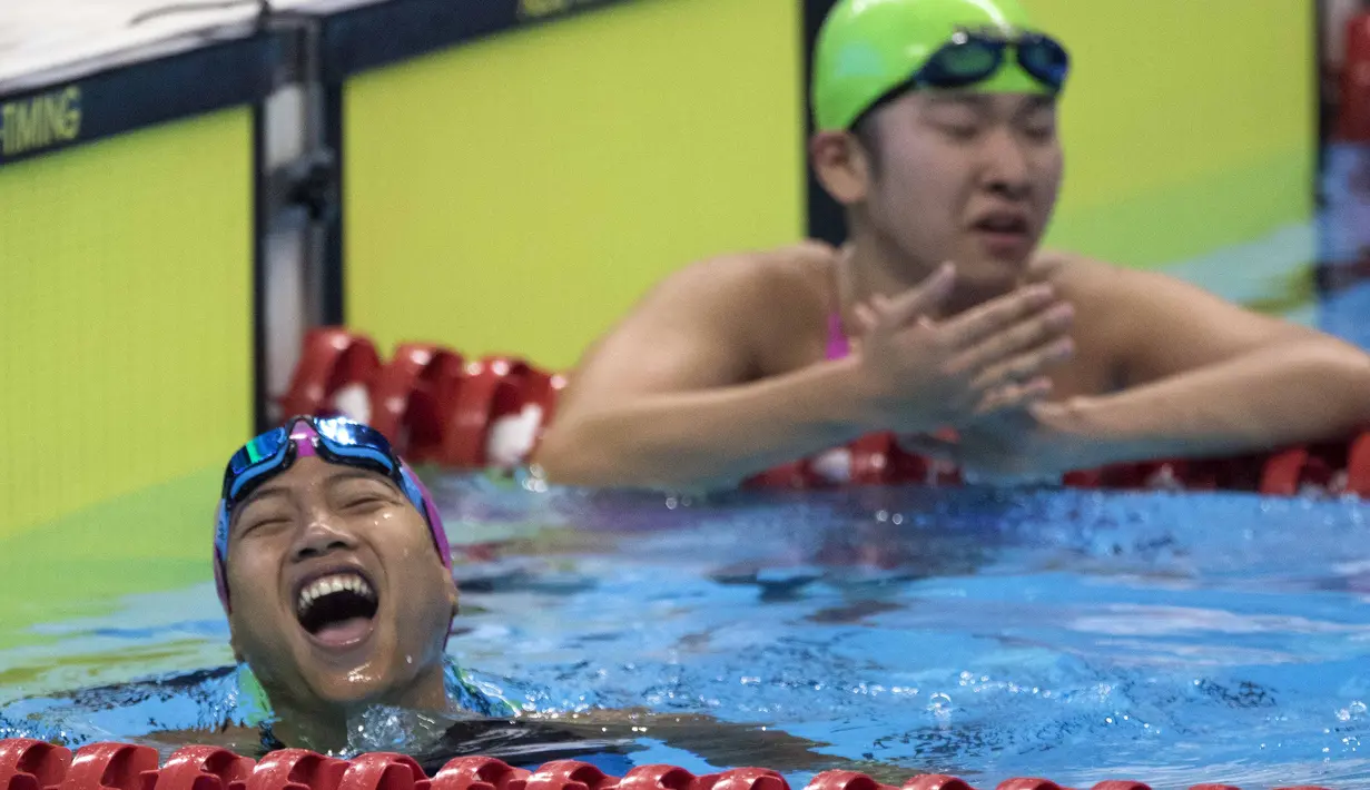 Syuci Indriani perenang Indonesia berhasil meraih medali emas di nomor 100 meter gaya dada klasifikasi SB14 pada Asian Para Games 2018, Gelora Bung Karno Jakarta, Senin (8/10/2018).  (Bola.com/Peksi Cahyo)