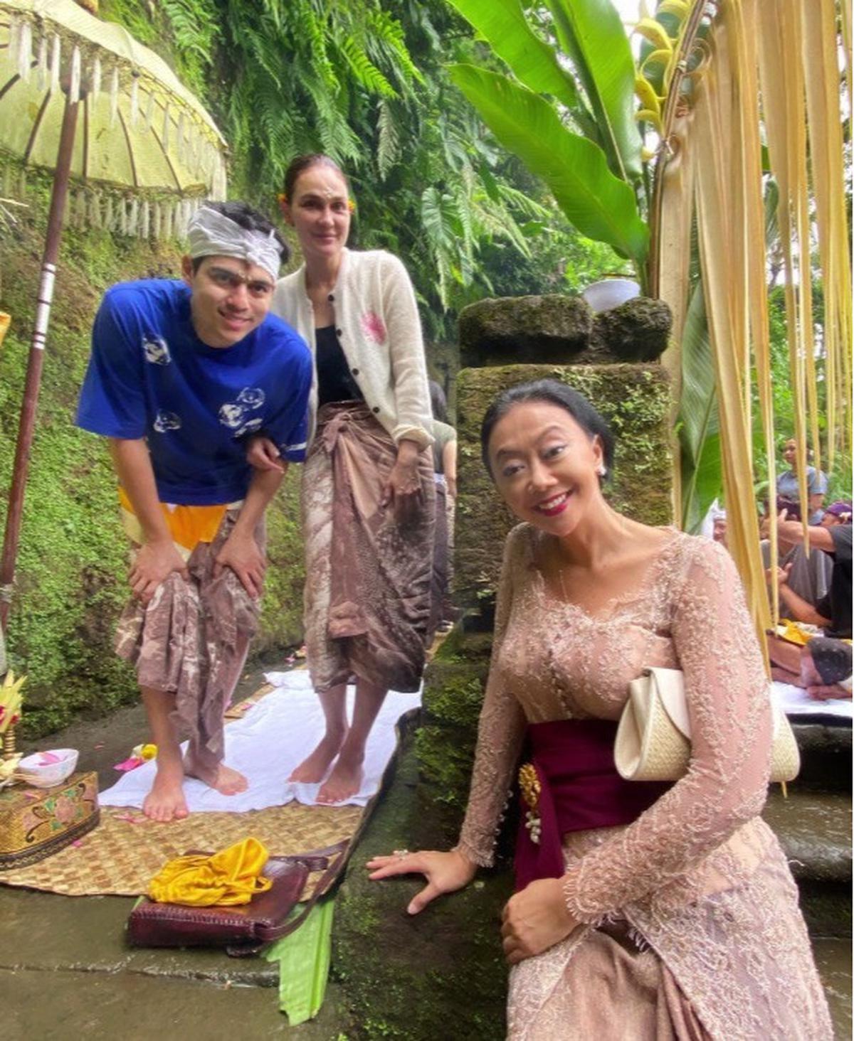 Cerita Asri Welas Wujudkan Impian Luna Maya dan Maxime Bouttier Lewat Kain Batik yang Dipakai saat Ritual Melukat