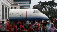 Kepadatan pengunjung saat Habibie Festival di Museum Nasional, Jakarta, Minggu (14/8). Dalam Habibie Festival kali ini warga dapat melihat langsung Pesawat N250 dan Panser Anoa buatan anak bangsa tersebut. (Liputan6.com/Immanuel Antonius)