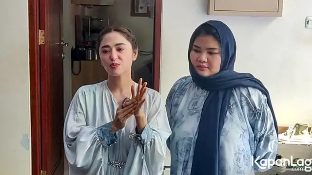 7 Potret Dewi Perssik Rayakan Idul Adha, Potong Sapi Kurban di Rumah