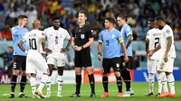 Wasit asal Jerman, Daniel Siebert (kiri), mengamati jalannya pertandingan Grup H Piala Dunia Qatar 2022 antara Ghana dan Uruguay di Stadion Al-Janoub di Al-Wakrah, selatan Doha, pada 2 Desember 2022. (Alfredo ESTRELLA/AFP)