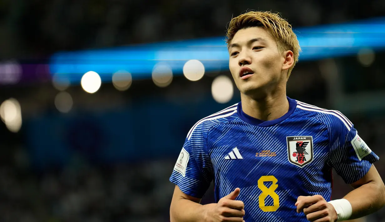 Pemain Jepang Ritsu Doan saat melawan Kroasia pada pertandingan sepak bola babak 16 besar Piala Dunia 2022 di Stadion Al Janoub, Al Wakrah, Qatar, 5 Desember 2022. Ritsu Doan mengecat rambut hitamnya menjadi pirang sehingga membuat dia paling tersorot di antara teman setimnya saat beraada di lapangan hijau. (AP Photo/Francisco Seco)