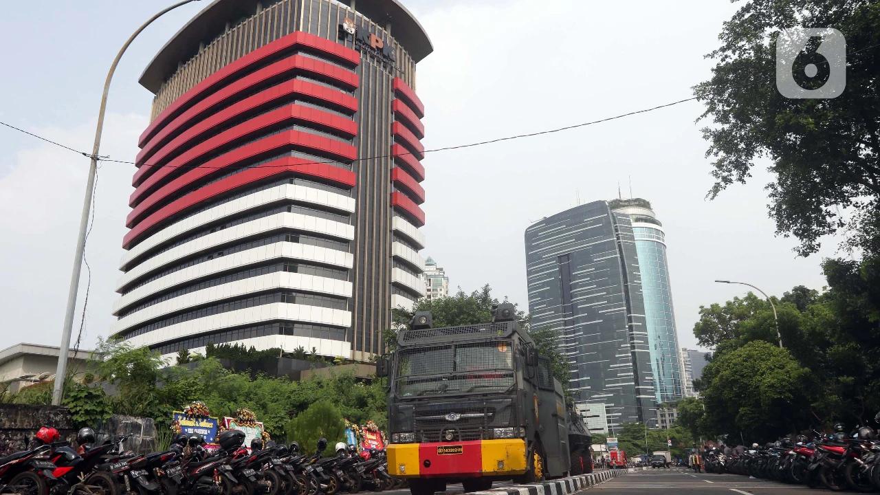 Penyidik KPK Geledah Kantor Imigrasi Denpasar, Bawa Barang Bukti Tiga Koper