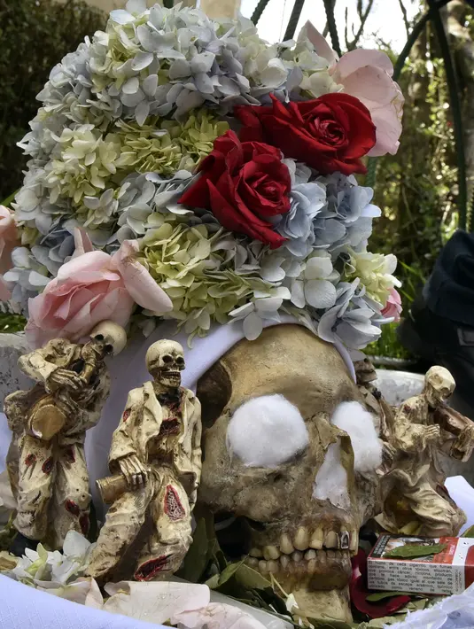 Pemandangan tengkorak manusia yang dihias selama Festival Natitas di pemakaman La Paz, Bolivia, 8 November 2018. Menurut tradisi Andean, orang-orang percaya menjaga tengkorak manusia (natitas) di rumah dapat melindungi keluarga mereka. (AIZAR RALDES/AFP)