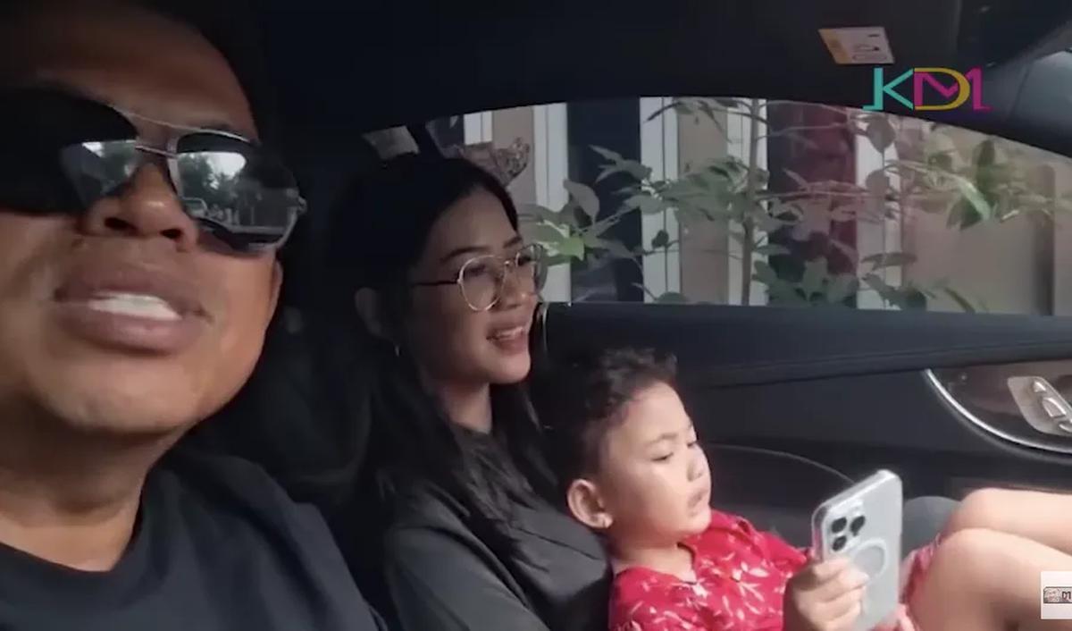 Dedi Mulyadi yang menyadari bahwa anaknya tidak mau kembali ke rumah itu pun membujuk pelan-pelan anaknya.