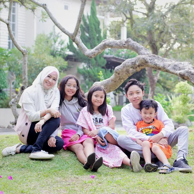 6 Potret Kiesha Alvaro Bareng Miro Adik Sambungnya, Bak Saudara Kandung