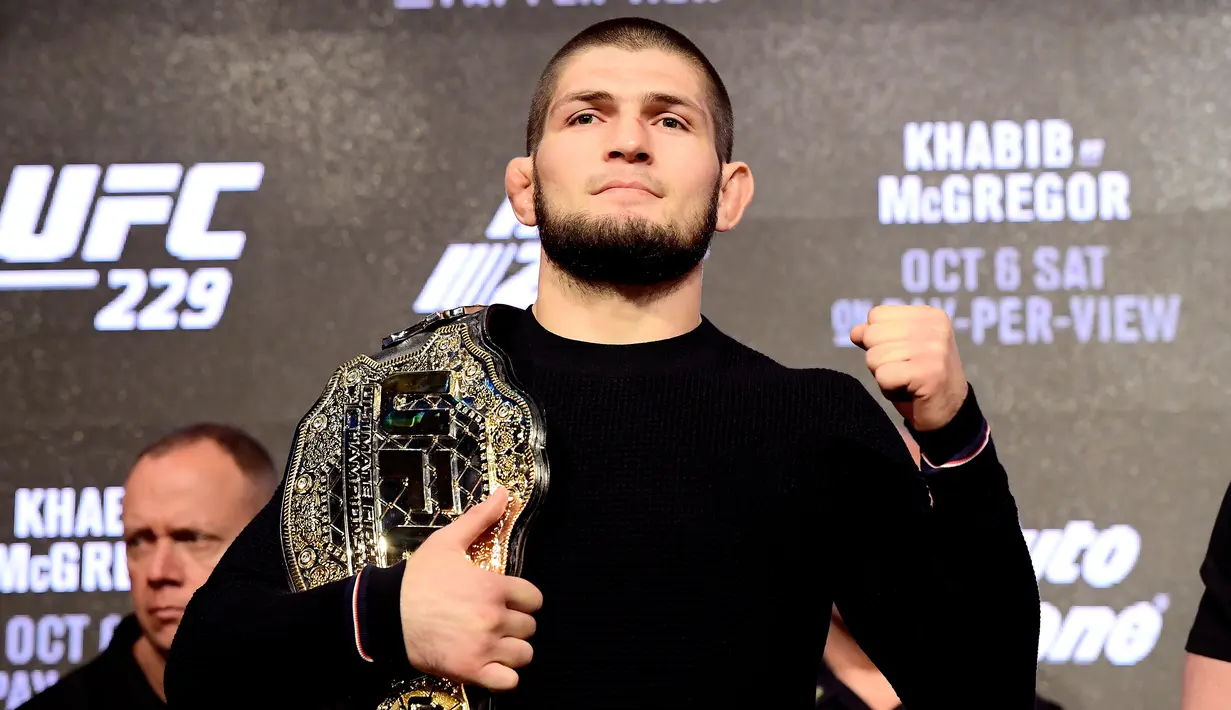 Usai pertandingan Khabib terlibat insiden dengan tim official McGregor. Penyebabnya kerena salah seorang rekan McGregor melakukan provokasi agama kepada Khabib. (AFP/Steven Ryan)