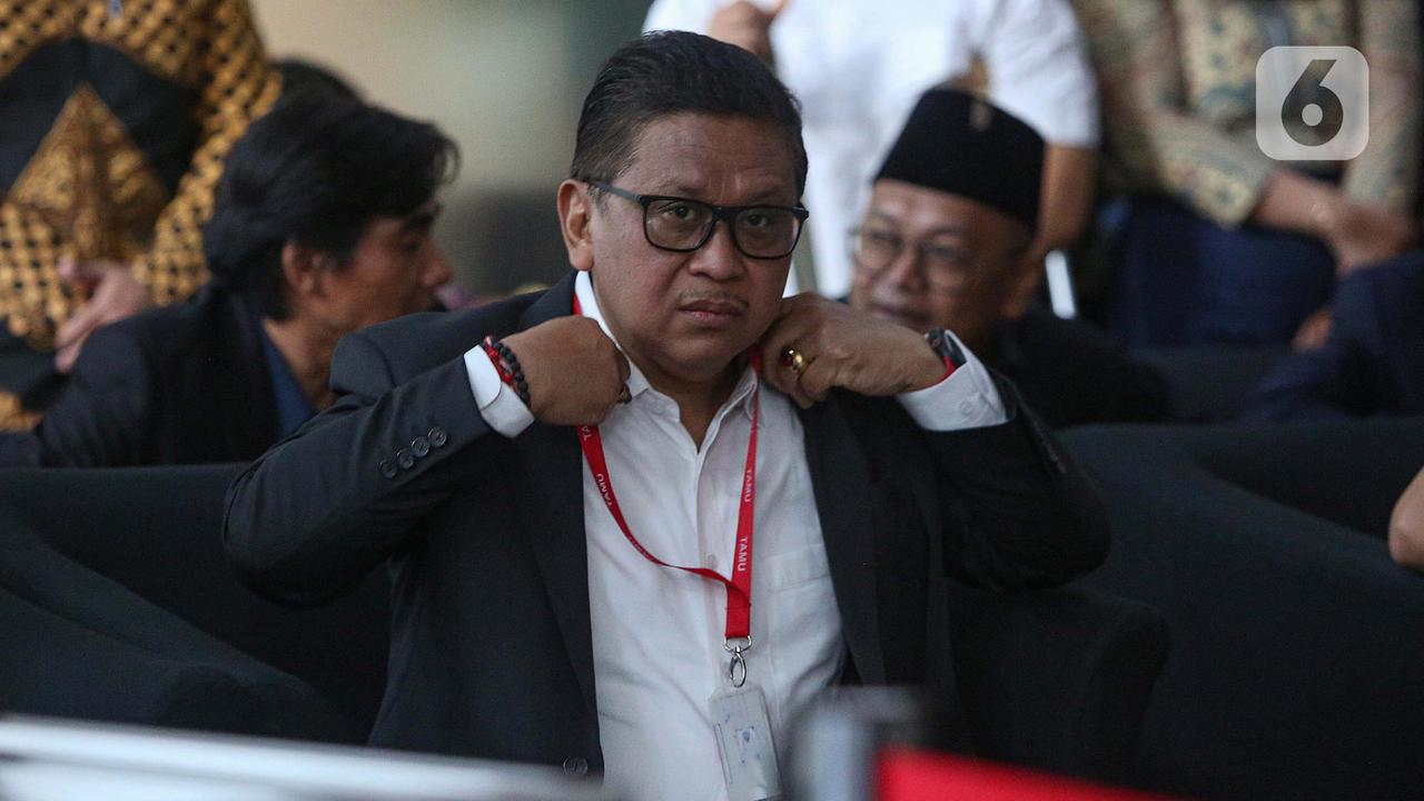 Tunjukkan Buku Tentang Hak dan Kewajiban Tersangka/Terdakwa Tindak Pidana Korupsi, Sekjen PDIP Hasto Kristiyanto Siap Diperiksa Penyidik KPK
