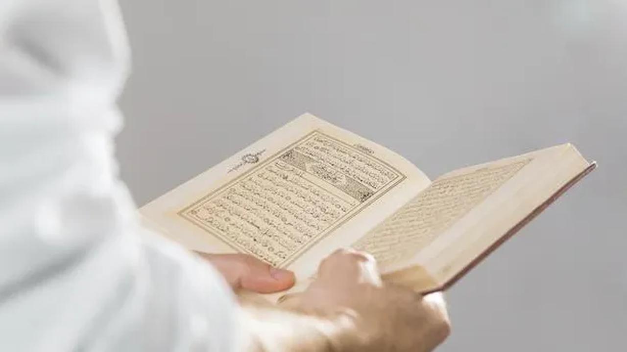7. Dzikir Panjang Setelah Sholat: Membaca Ayat Kursi