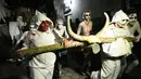 Sejumlah peserta mengenakan kostum hantu menggelar pawai dalam parade La Calabiuza di Tonacatepeque, El Salvador (1/11). Selama perayaan, penduduk Tonacatepeque mengingat kembali karakter dari mitologi Cuscatlan. (AFP Photo/Marvin Recinos)