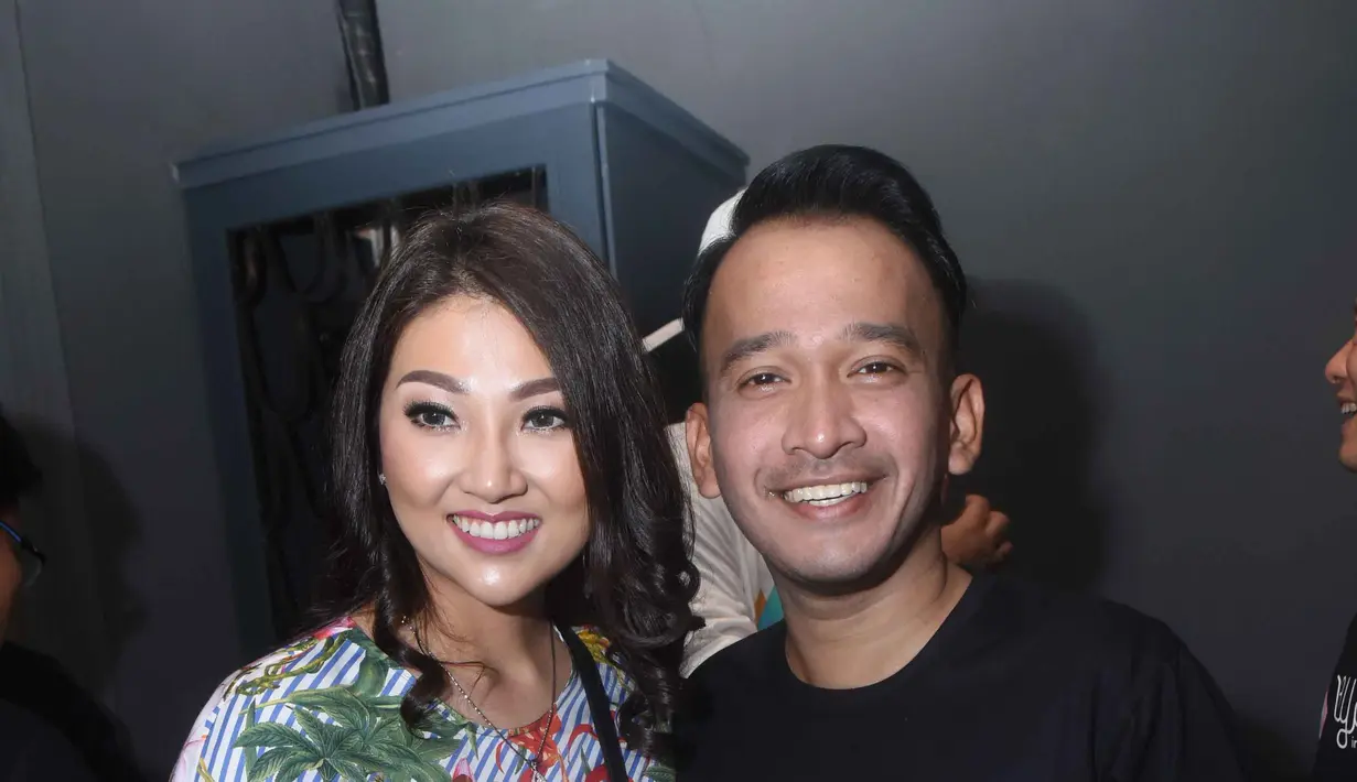 "Karena ya keluarga lebih kompeten beri statement soal kondisi Jupe. Saya lebih fokus ke Jupe dan pembiayaan aja. Karena uang penggalangan dana kemarin sudah ada jadi juga harus rajin bolak balik cek kesehatan," lanjutnya. (Nurwahyunan/Bintang.com)