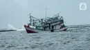 Kapal nelayan melintas di pesisir laut Jakarta, Kamis (9/1/2020). Pemprov DKI Jakarta melalui Dinas Sumber Daya Air (SDA) memetakan kawasan yang rawan diterjang banjir rob selama cuaca ekstrem melanda Jakarta pada 9 hingga 12 Januari 2020. (merdeka.com/Imam Buhori)