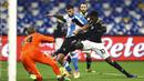 Pemain Napoli, Andrea Petagna, berusaha mencetak gol ke gawang Spezia pada laga Liga Italia di Stadion Diego Armando Maradona, Rabu (6/1/2021). Napoli takluk dengan skor 1-2. (Alessandro Garofalo/LaPresse via AP)