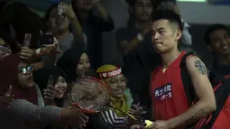 Kehadiran Lin Dan di Istora Senayan disambut meriah oleh penggemar bulutangkis yang ingin menyaksikan aksinya di Indonesia Open 2019. (Bola.com/Peksi Cahyo)