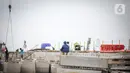 Pekerja menyelesaikan pembangunan dermaga Pelabuhan Kali Adem, Penjaringan, Jakarta, Sabtu (26/11/2022). Pembangunan dermaga tersebut untuk mengantisipasi dampak banjir rob yang kerap merendam kawasan tersebut serta meningkatkan pelayanan pelabuhan. (Liputan6.com/Faizal Fanani)
