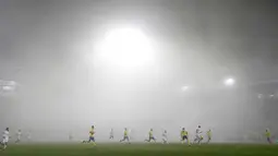 Pemain FC Fastav Zlin dan F.C. Copenhagen saat bertanding dengan suasana kabut tebal pada Grup F Liga Europa di Stadion Andruv, Ceko (19/10). Kabut tebal mendadak menutup stadion yang menyebabkan berkurangnya jarak pandang. (AP Photo/Petr David Josek)