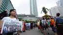 Aktivis Perhimpunan Pemuda Hindu Indonesia melakukan aksi penggalangan dana untuk pengungsi Gunung Agung saat Hari Bebas Kendaraan di Kawasan Bundaran HI Jakarta, Minggu (1/10). (Liputan6.com/Helmi Fithriansyah)
