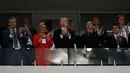 Presiden Kroasia, Kolinda Grabar-Kitarovic menyaksikan perempat final Piala Dunia 2018 di Fisht Stadium, Sabtu (7/7).  Kolinda duduk berdampingan dengan legenda timnas Kroasia, Davor Suker dan Presiden FIFA, Gianni Infantino. (AFP/Kirill KUDRYAVTSEV)