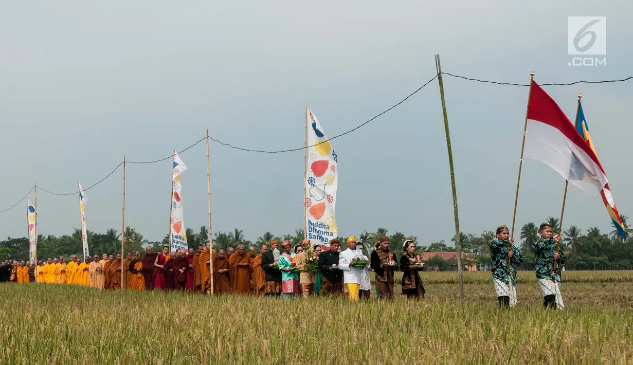 Para Bikkhu saat prosesi Puja Waisak 2561 BE di komplek Candi Jiwa, Jawa Barat (21/5). Umat Budha khususnya wilayah Jabar, Karawang, Cikarang, Bekasi dan Tangerang melaksanakan Maha Puja Trisuci Waisak di Candi Blandongan. (Liputan6.com/Gempur M Surya)
