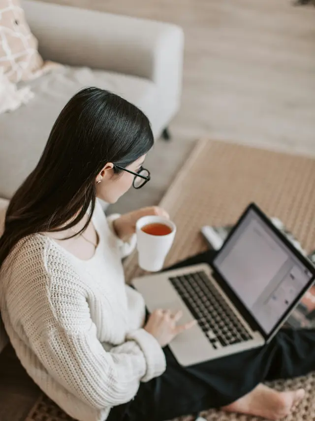 wanita juli bekerja laptop